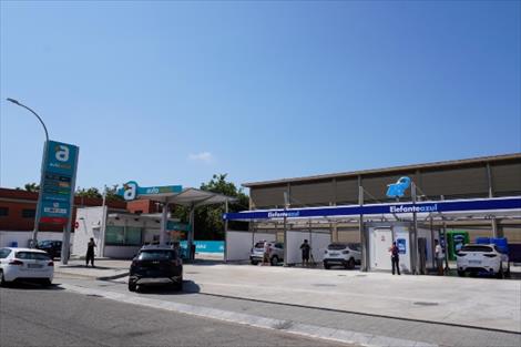 EXPANSIÓN ELEFANTE AZUL   Elefante Azul refuerza su presencia en Cataluña con la apertura de un nuevo centro de lavado en El Prat de Llobregat